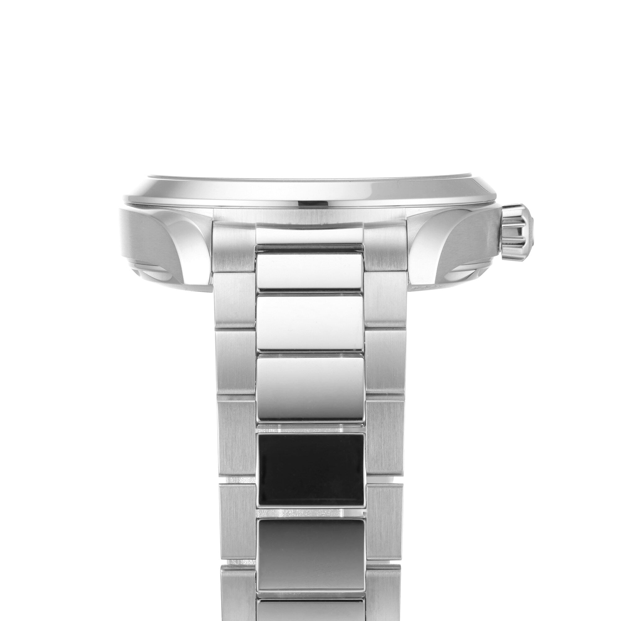 Side view close-up of the OMEGA Seamaster Aqua Terra 150M, accentuating its crown and stainless steel bracelet—a design inspired by maritime heritage.