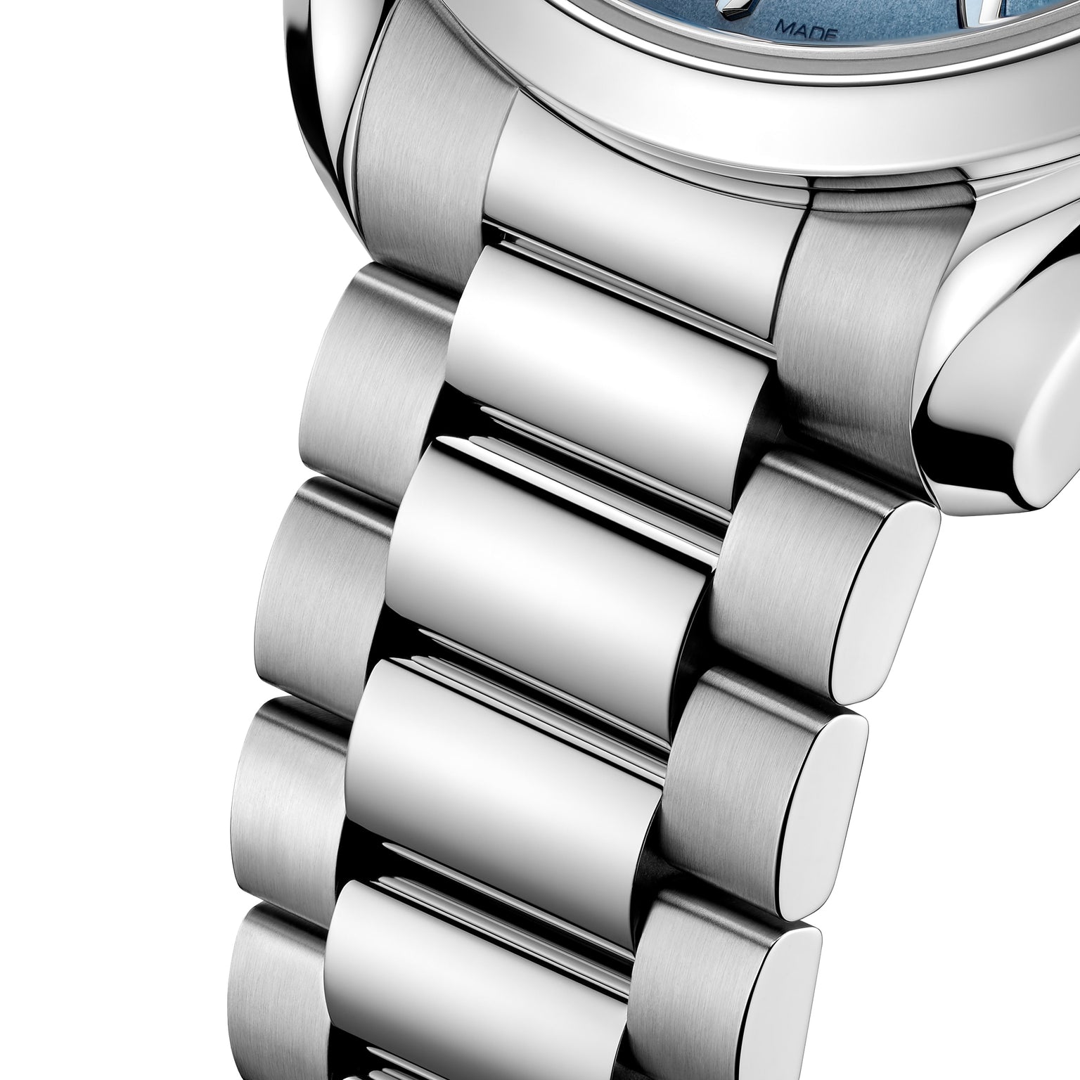 Close-up of the OMEGA Seamaster Aqua Terra 150M’s stainless steel bracelet and case, highlighting its polished and brushed finishes that echo its maritime heritage.